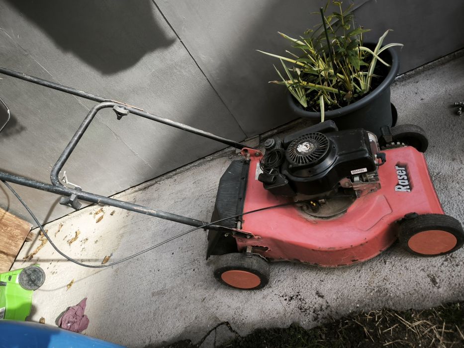 Mașina de tuns iarba Raser