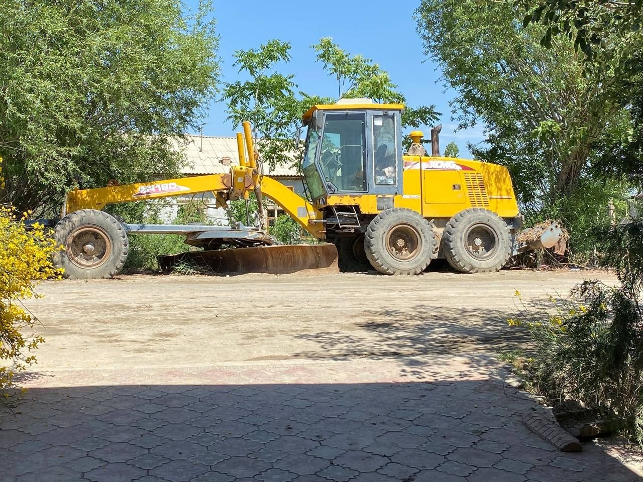 XCMG GR215 avtogreyderi sotiladi holati yaxshi narhi 450 mln kelishami