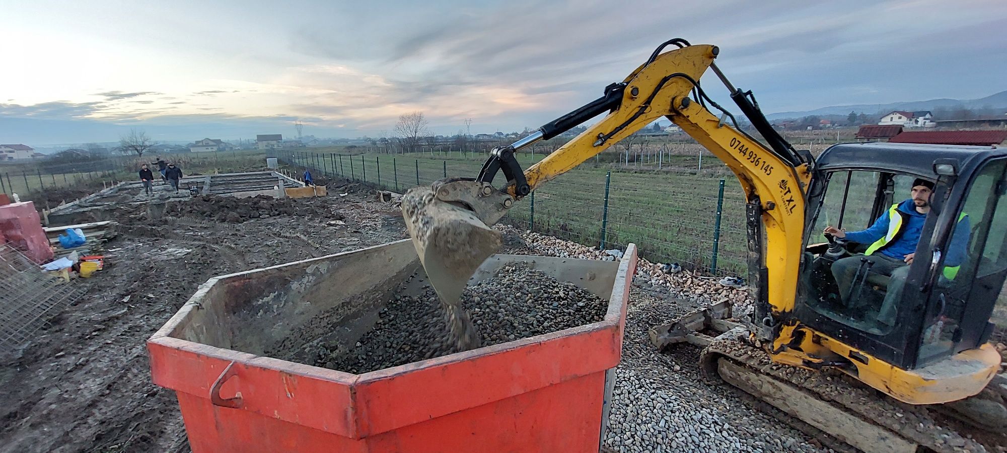 Lucrari miniexcavator,  dumper, cilindru, camioneta