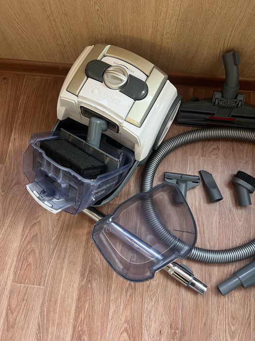 Пылесос Vitek с водяным фильтром