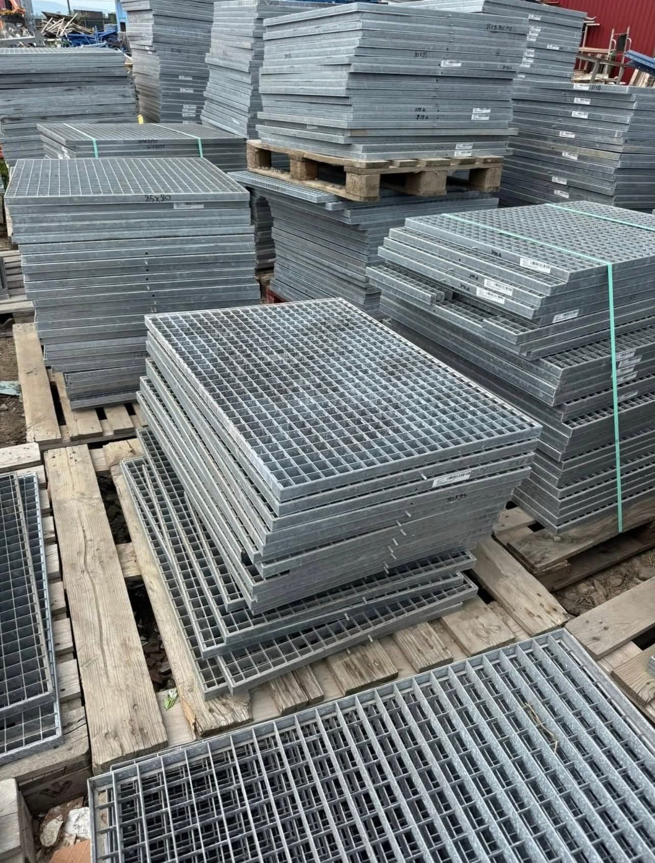 trepte zincate la orice dimensiune pentru scări metalice facem la dim