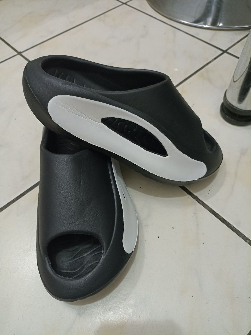 Vând șlapi Flip Flops