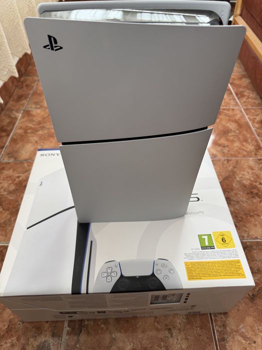 Consola PlayStation 5 , 2 controllere si 3 jocuri