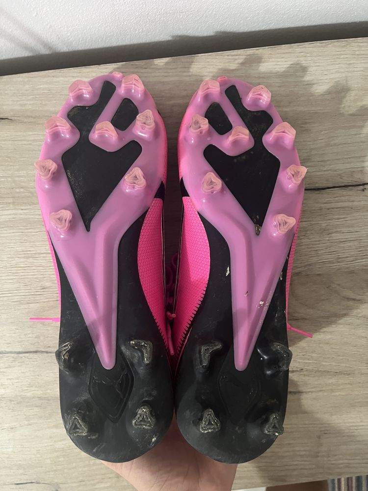 Ghete fotbal puma ultra pink