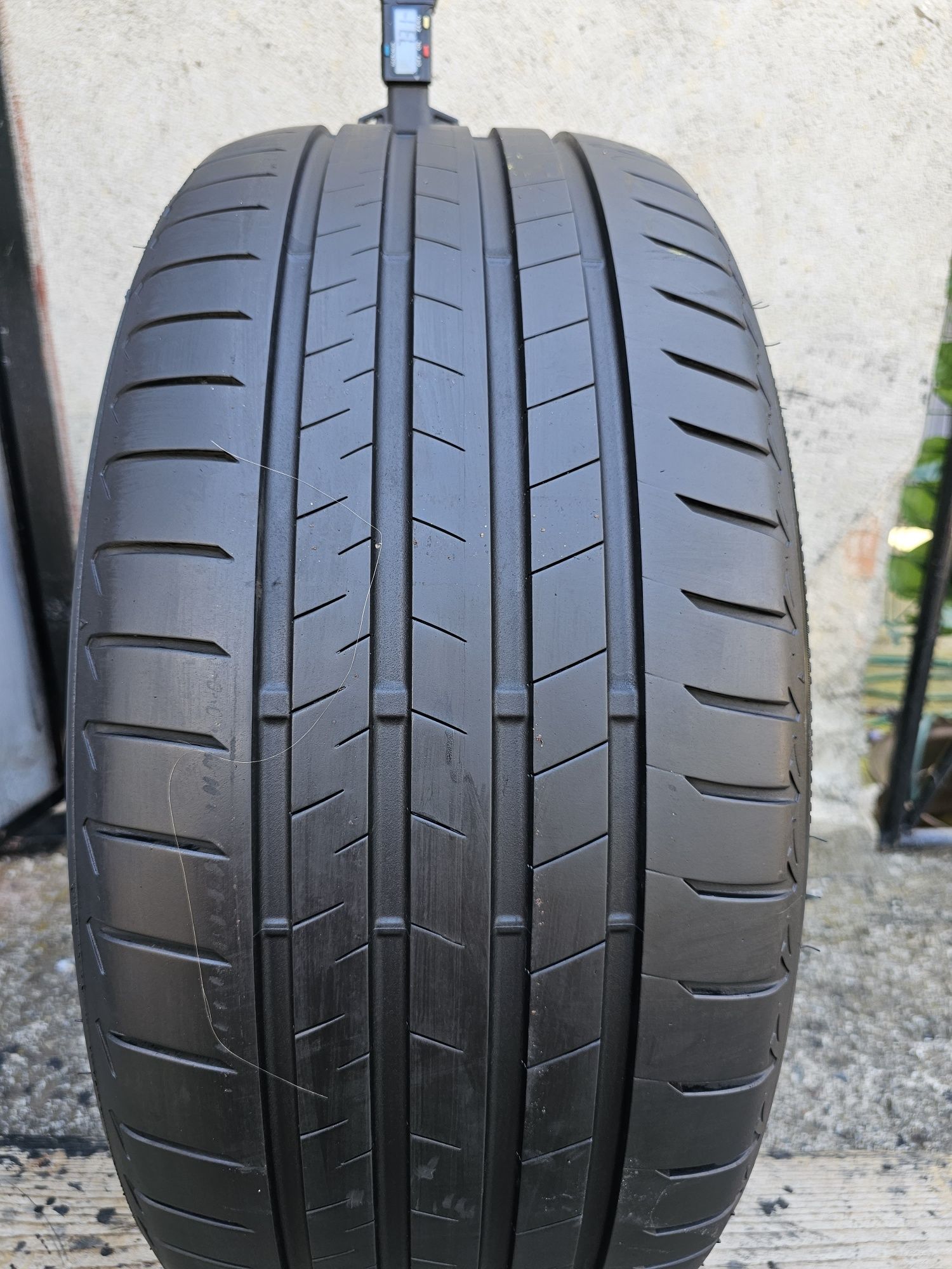 Vând o anvelopa de vara Bridgestone 275 40 20 dot 4322