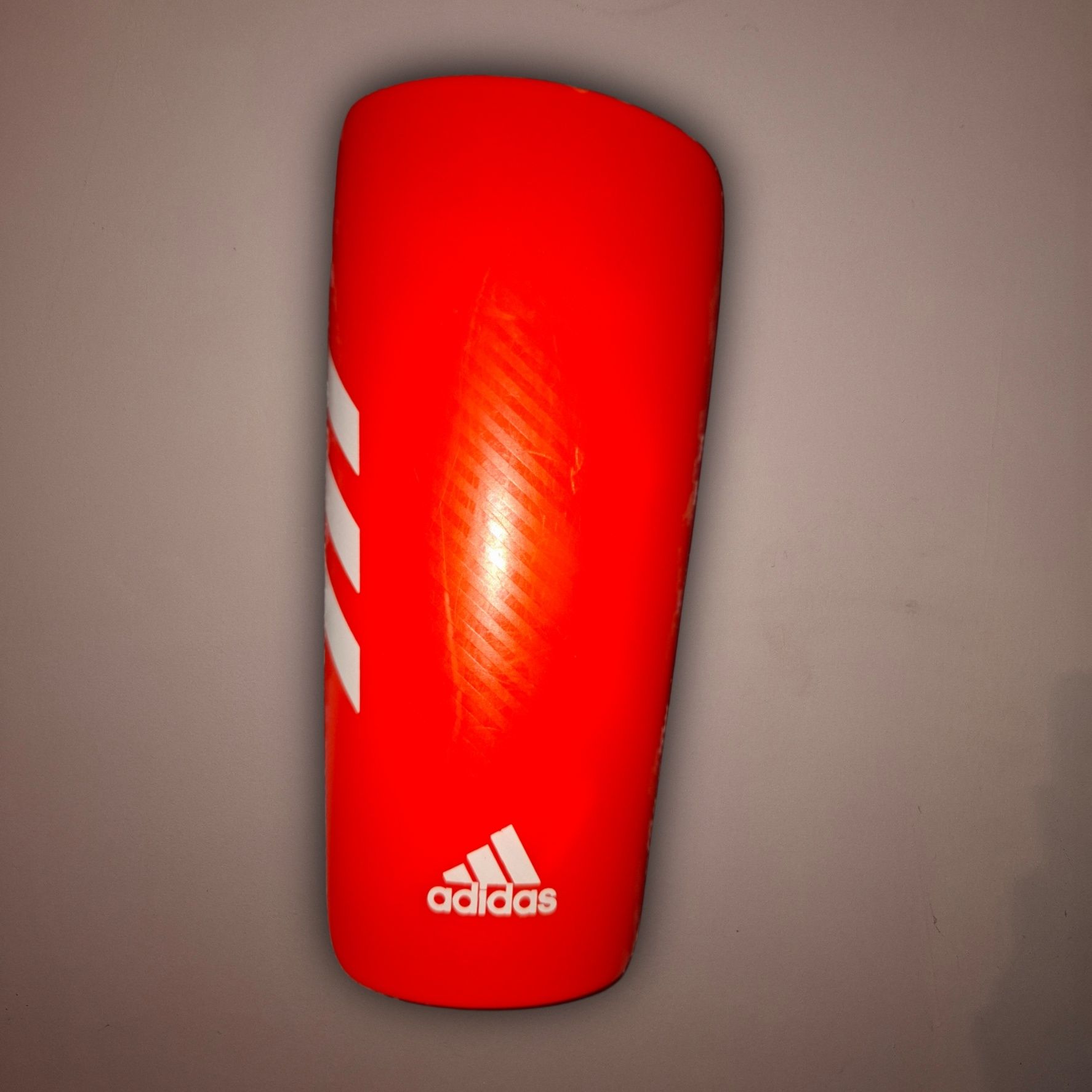 Apărători Adidas f50 portocalii (13,5×9 cm) – super ușoare și stilate