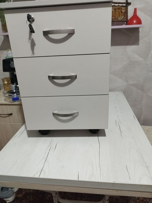 Тумбочка в спальню.