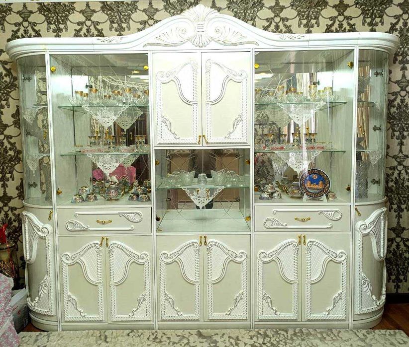 Продаю витрину/сервант в классическом стиле