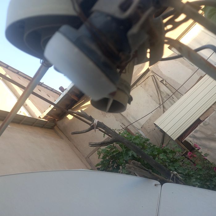 Продаётся спутниковая антенна большого размера с четырьмя головками .