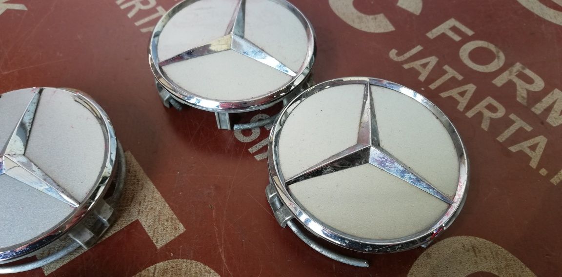 4 броя капачки с емблеми за джанти Mercedes