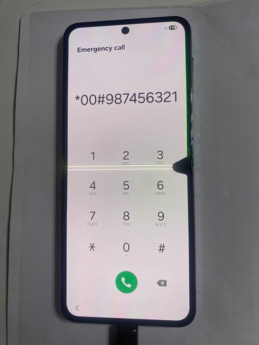 Display Samsung Flip5 cu o mica spartura