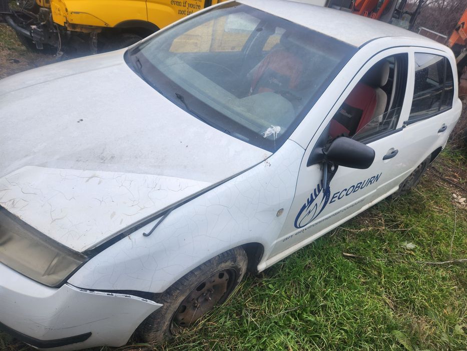 Faruri. Bara. Capotă Skoda Fabia