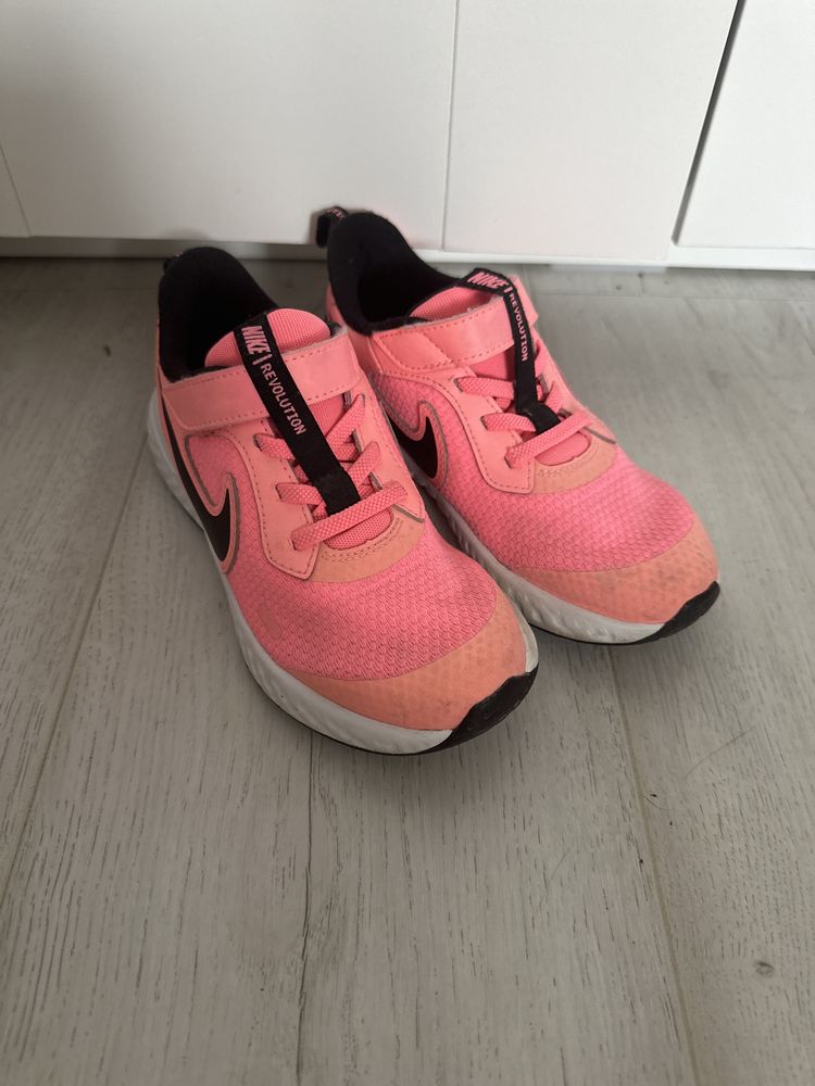 Nike revolution маратонки