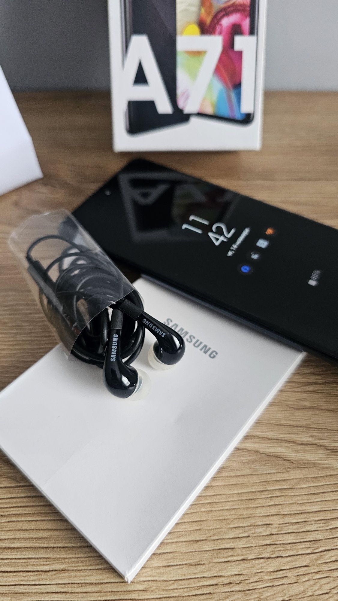 Samsung Galaxy A71 Перфектен с документи и подарък слушалки и кейс