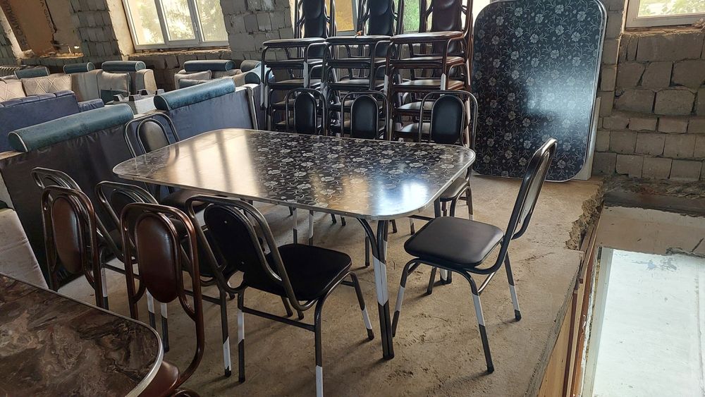 Кухунный стол стул