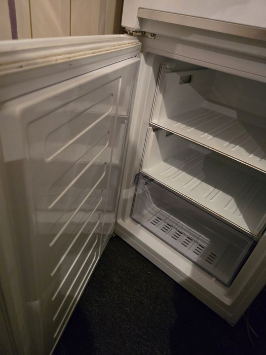 Продавам хладилник Beko с фризер размери  1.60 на 60 на 50