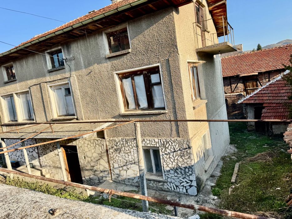 Продава се масивна къща в с. Бъта, общ. Панагюрище, обл. Пазарджик