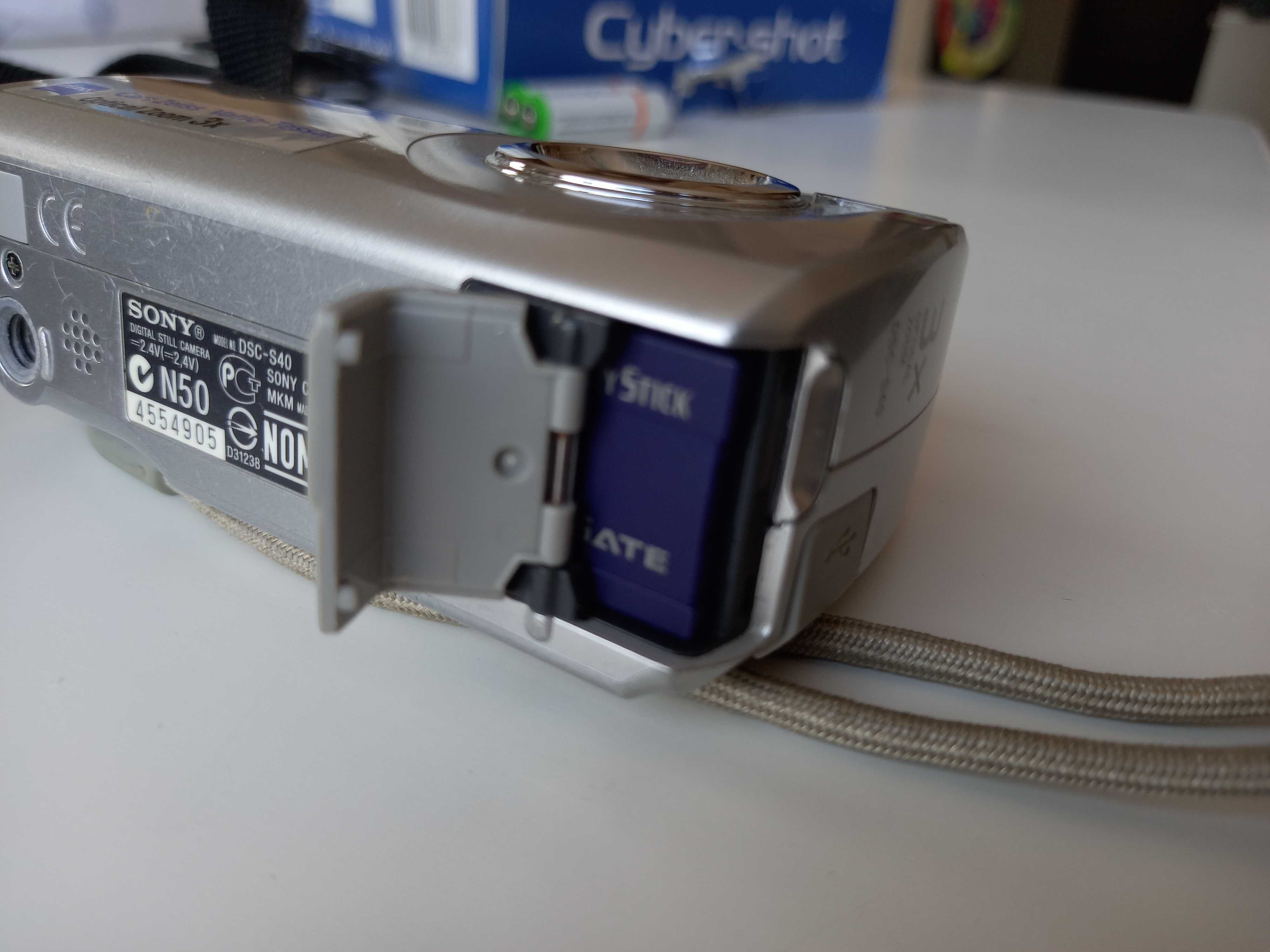 Фотоапарат Sony, с чантичка, зареждащи се батерии, карта памет и кабел