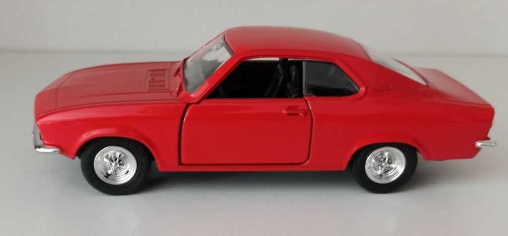 Macheta Opel Manta A 1970 rosu - Welly 1/36
