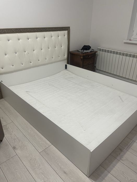 Срочно продам кровать с матрасом без каркаса 200/160