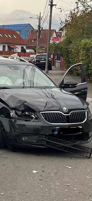 Vând mașină avariată, motorul si partea mecanică nu a fost avariată