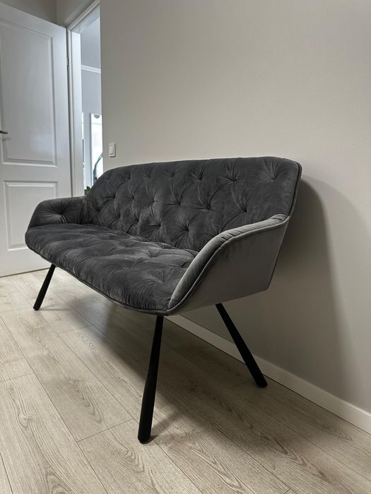 Canapea de catifea gri