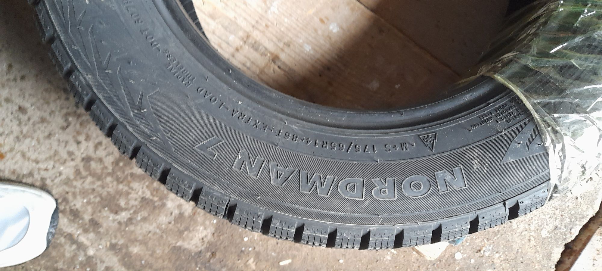 Продам 2е зимние шины 175/65 r14