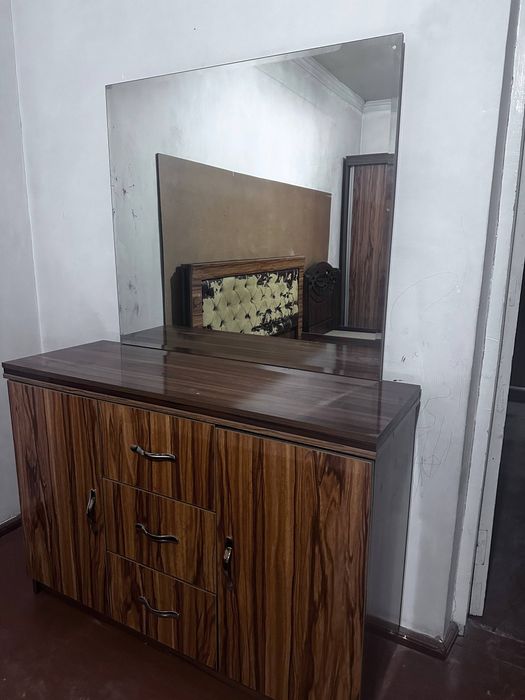 Мебель, 3 та нарса.Трюмо,кровать,гардероб сотилади.