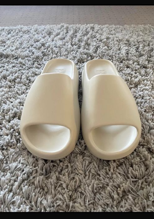 vand adidasi, genti papuci cititi descrierea