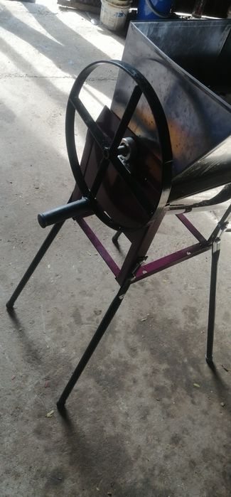 Tocător fructe manual cu picioare