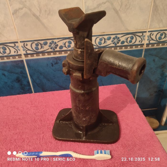 Домкрат,Тиски,резиновый молоток