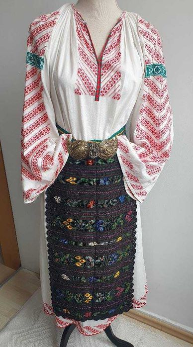 Costum popular (ie/camasa cu poala, catrinte, sorturi, fote, oprege)