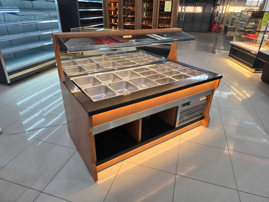 Холодильная Витрина с гастроёмкостями для демонстрации готовых блюд.