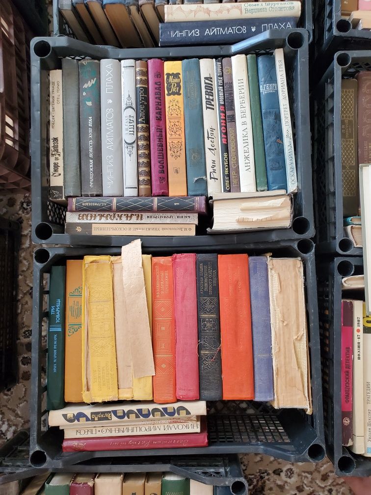 Продаётся книги цена очень низкая от 5000 до 10000 сум