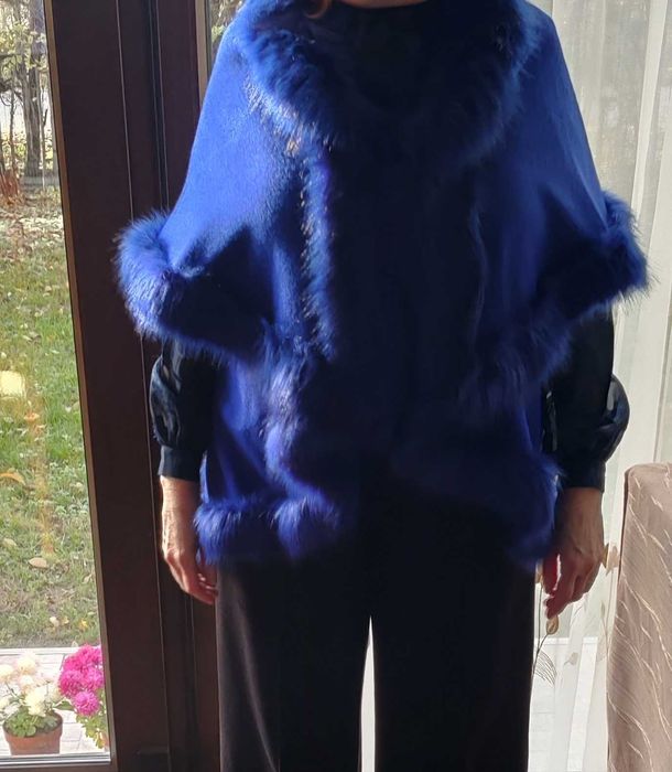 pelerina poncho vesta guler din blana artificiala albastra aproape nou