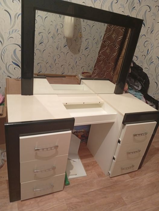 Визажный туалетный стол