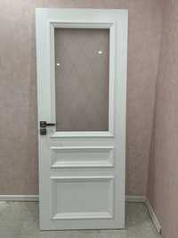 Дверь белая со стеклом