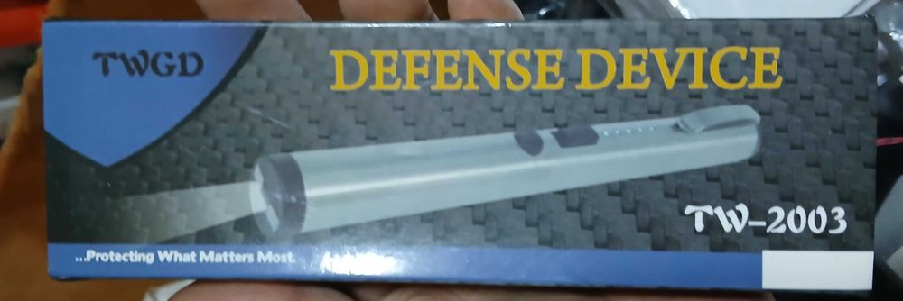 Силен ЛЕД фенер с електрошок зареждащ USB самозащита