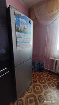 Холодильник LG с нижним морозильником на три полки и электронным регул