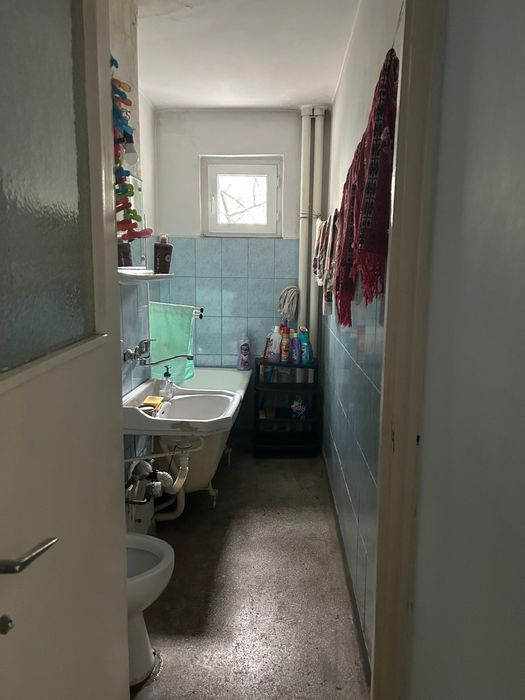 Vând apartament semidecomandat