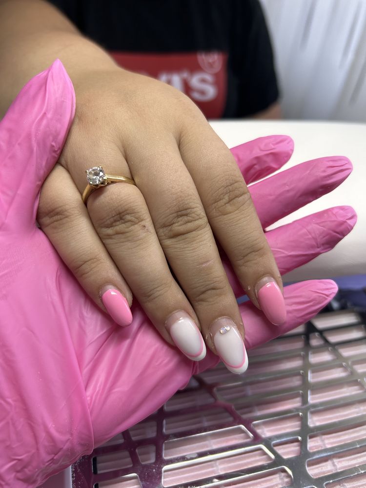Pun unghii in gel