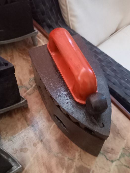 Fiare călcat cu suporți turnati