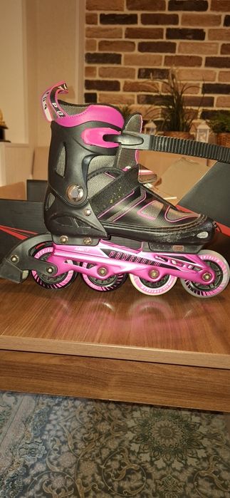 Продаются ролики и самокат.