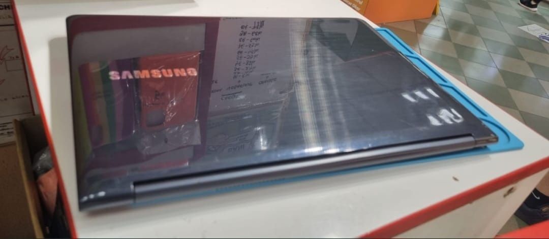 Laptop slim Samsung 13.3” ATIV Book 9 Lite SSD AMD Quad Core videochat