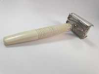 Aparat ras Gillette vintage made in England metal si maner plastic alb