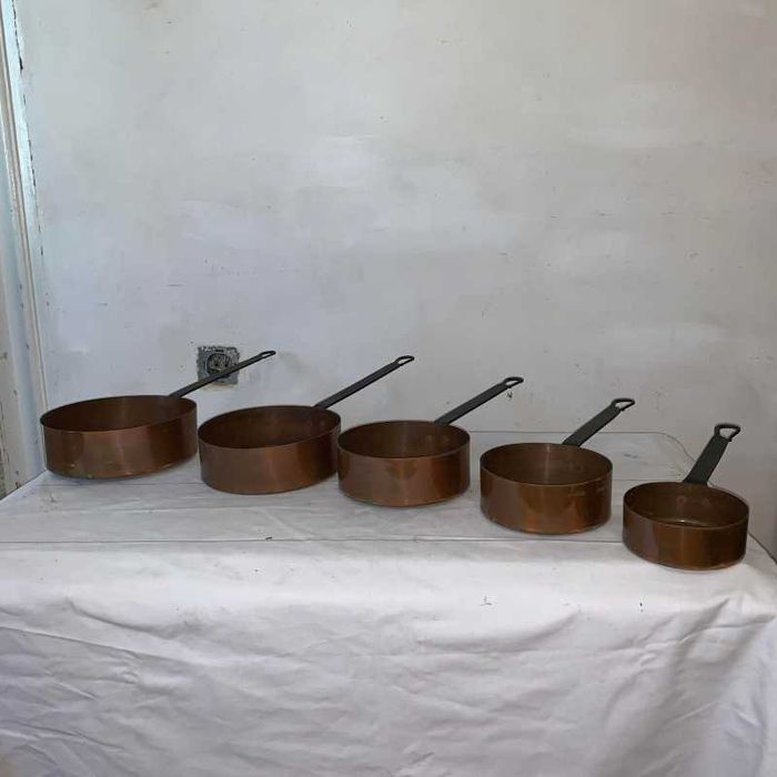 Set de cinci vase din cupru cu maner din fier forjat