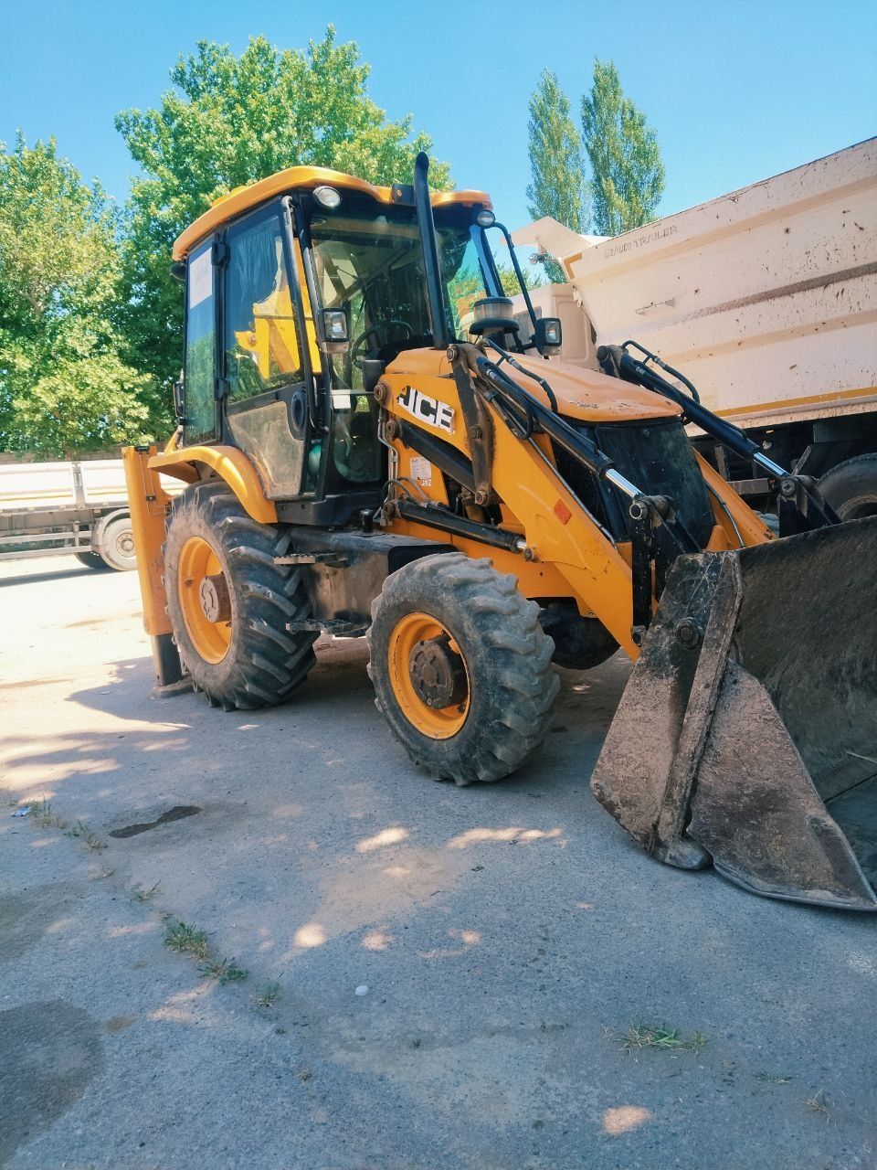 Ekskavatr JCB xoroshim sostayaniy