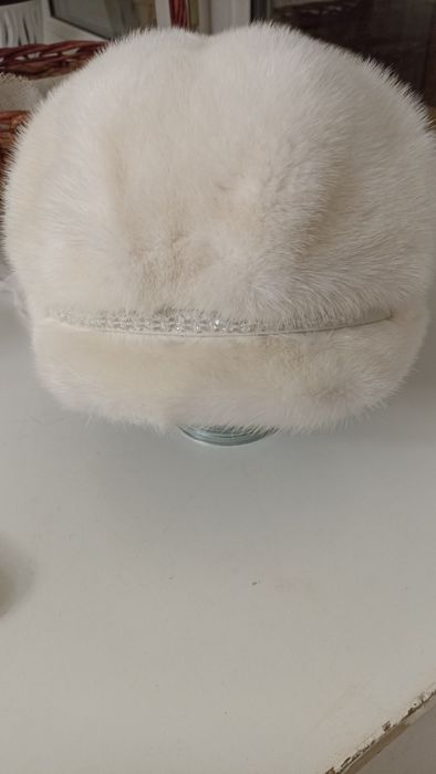 Норковый берет с козырьком. Цвет Айвори