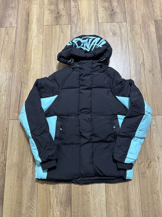 Syna World Logo Puffer Jacket – Black/Sky Blue
