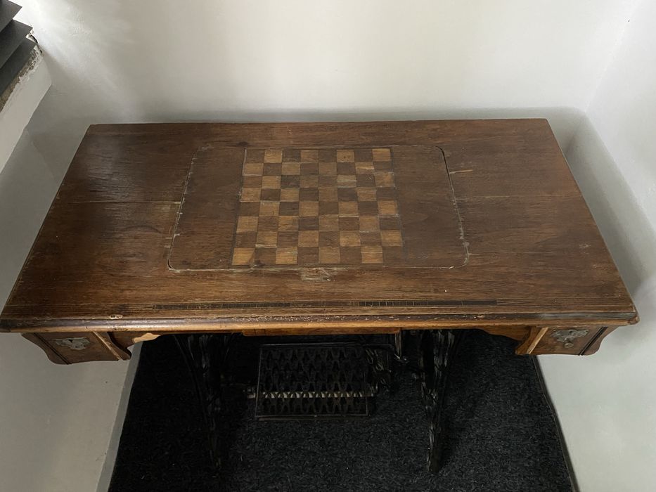 Masă-Mașină de Cusut Vintage